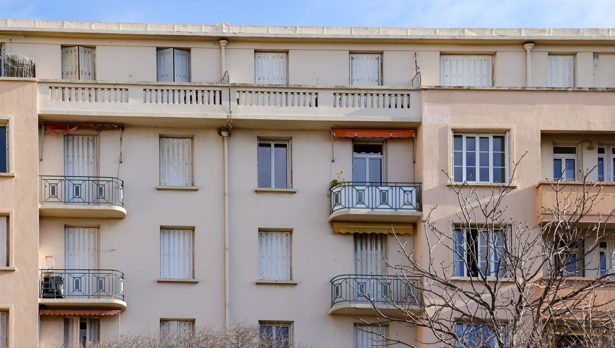 Le ministère de la Cohésion des Territoires a présenté une réforme du logement qui prolonge certaines aides, ajuste les zones d'application, facilite l'accès au logement social et réduit la pression réglementaire, mais omet de traiter la question des droits de mutation élevés.
