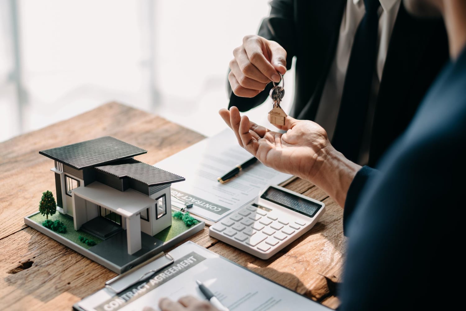 L'article décrit comment M. D, un entrepreneur souhaitant ouvrir une cave à vin, a surmonté ses difficultés financières pour acquérir un local commercial grâce au crédit-bail proposé par Aura Finance, qui lui permet de louer le bien avec la possibilité de l'acheter à terme, sans apport initial et sans alourdir le bilan de son entreprise.