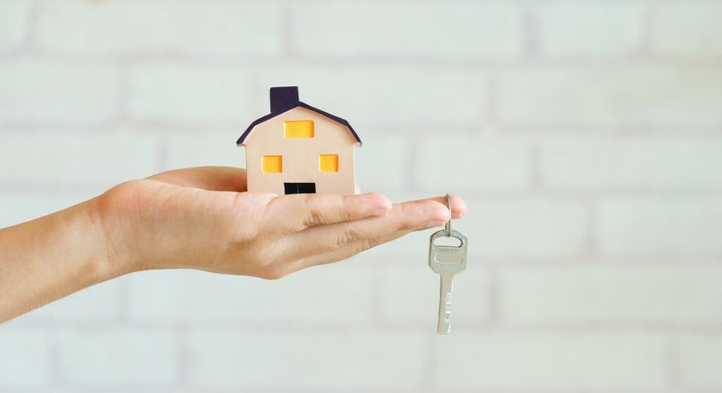 La Loi Pinel, prolongée jusqu'à la fin de l'année, encourage l'investissement dans des logements neufs à louer dans des zones tendues en offrant une réduction d'impôts proportionnelle à la durée de location, avec des conditions d'éligibilité spécifiques pour les investisseurs et les locataires.