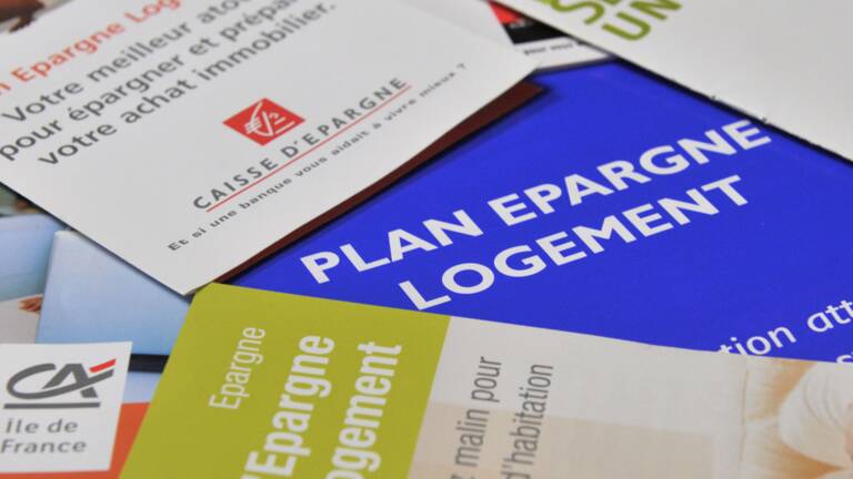 Mr. F, ayant accumulé une somme conséquente sur son Plan Epargne Logement sans en connaître les avantages, découvre grâce à un conseiller Aura Finance qu'il peut l'utiliser pour financer un investissement locatif, facilitant ainsi son projet immobilier.