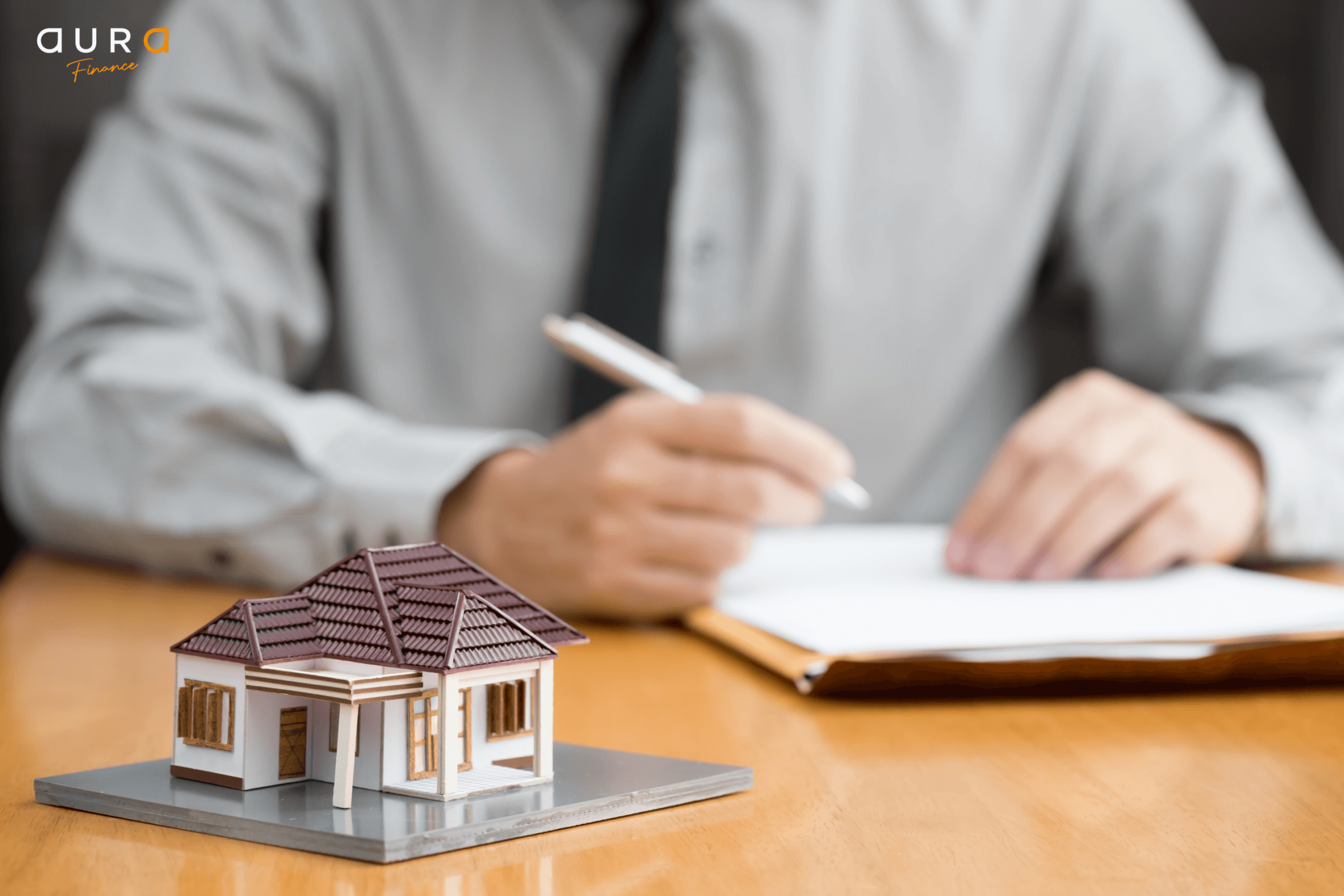 Les banques mettent en attente la production de prets immobiliers|Illustration flat design d’un courtier expliquant un prêt immobilier à Bordeaux avec icônes de dettes et décor urbain ()