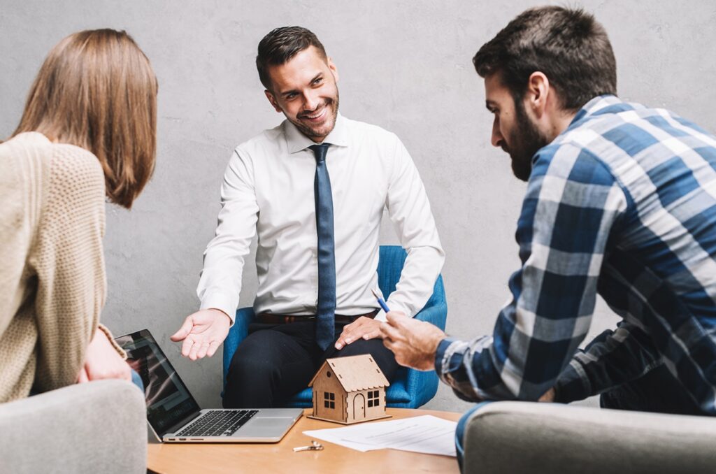 L'article explique que faire appel à un courtier pour un prêt immobilier offre de nombreux avantages