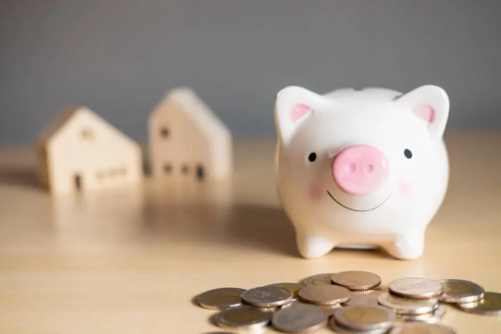 L'article raconte comment un couple endetté a réussi à réduire ses mensualités de crédit en regroupant ses prêts grâce aux conseils d'un spécialiste financier