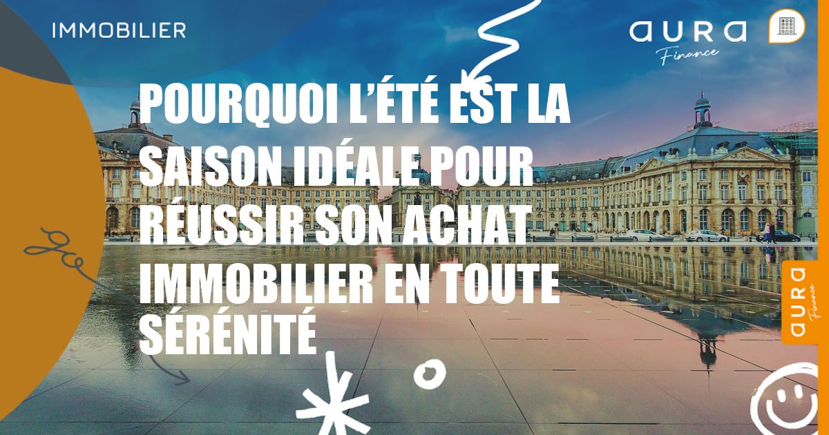Achat immobilier estival serein : image illustrant une maison lumineuse ensoleillée avec un agent immobilier et un couple heureux examinant des documents, symbolisant les avantages de l’été pour réussir son projet immobilier en toute tranquillité.