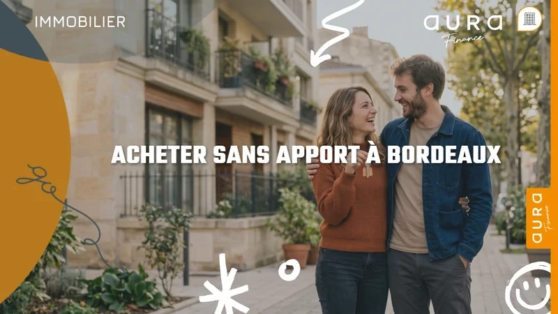 Jeune couple souriant qui tient des clés devant un immeuble en pierre à Bordeaux