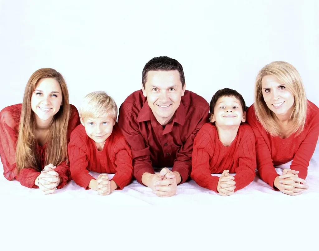 Famille souriante avec enfants — regroupement de credits conso pour alleger les mensualites